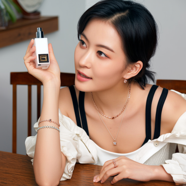 生活瞬间，美女，韩系美女，丝绸，美妆广告，家庭餐桌，4K超清，写实风格，温馨，柔和室内光，细腻皮肤，项链，耳环，手链。